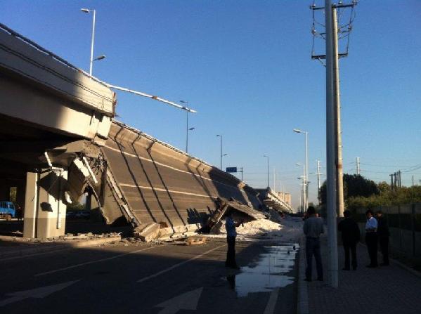 A ramp on the viaduct that connects the main body of Yangmingtan Bridge in Harbin collapsed early Friday morning, causing four trucks to plunge about 30 meters to the ground.