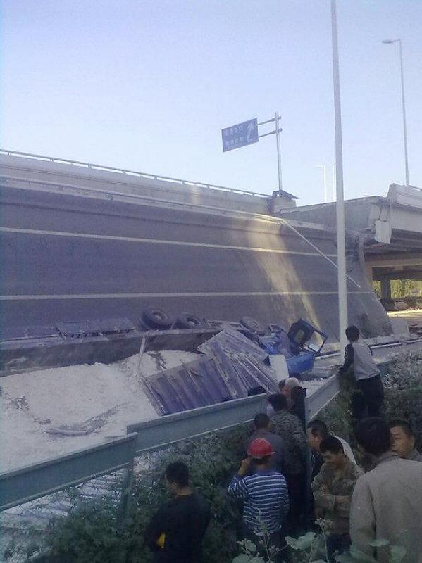 A ramp on the viaduct that connects the main body of Yangmingtan Bridge in Harbin collapsed early Friday morning, causing four trucks to plunge about 30 meters to the ground.