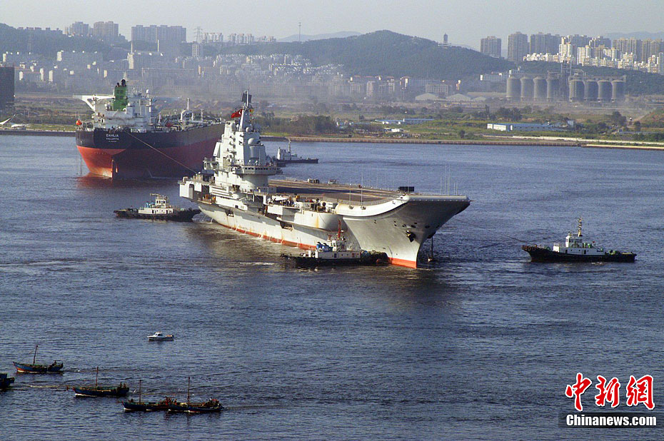 After an almost one-month hiatus, China’s aircraft carrier Varyag departed from Dalian Port yesterday to embark on its 10th sea trial.[Photo/Chinanews.com]