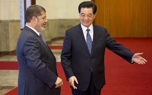  Chinese President Hu Jintao (R) holds a welcoming ceremony for visiting Egyptian President Mohamed Morsi at the Great Hall of the People in Beijing, capital of China, Aug. 28, 2012. [Xinhua Photo]