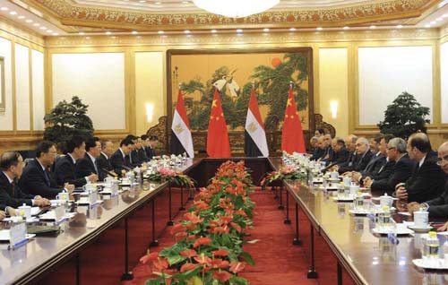 Chinese President Hu Jintao (4th L) meets with the visiting Egyptian President Mohamed Morsi (5th R) at the Great Hall of the People in Beijing, capital of China, Aug. 28, 2012. [Xinhua Photo]