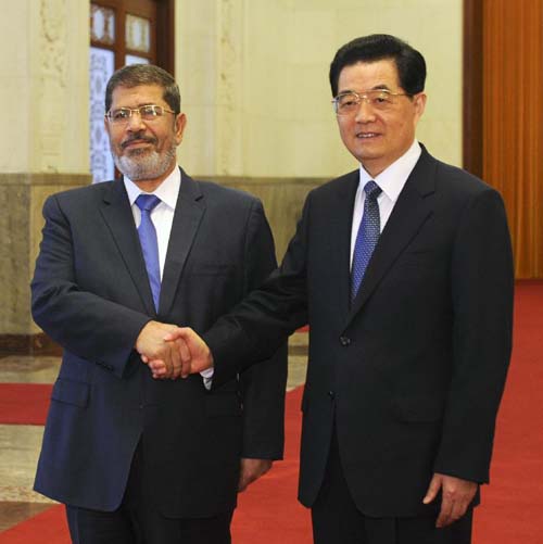 Chinese President Hu Jintao (R) shakes hands with the visiting Egyptian President Mohamed Morsi on a welcoming ceremony at the Great Hall of the People in Beijing, capital of China, Aug. 28, 2012. [Xinhua Photo]