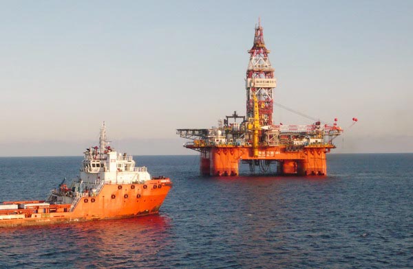 The Haiyangshiyou 981, which belongs to a new generation of semi-submersible deepwater oil rigs, operating in the South China Sea. China National Offshore Oil Corp announced the launch of a second batch of offshore oil blocks for foreign investors. [Wang Danying / China News Service] 