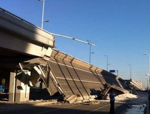 A ramp on the viaduct that connects the main body of Yangmingtan Bridge in Harbin collapsed on August 24, causing four trucks to plunge about 30 meters to the ground. [Xinhua ]
