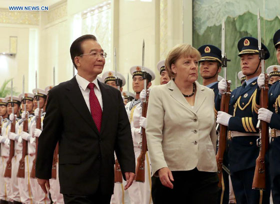 Chinese Premier Wen Jiabao (L, front) and German Chancellor Angela Merkel (2nd L, front) inspect a guard of honor during a welcoming ceremony held for Merkel at the Great Hall of the People in Beijing, capital of China, Aug. 30, 2012. [Photo/Xinhua]