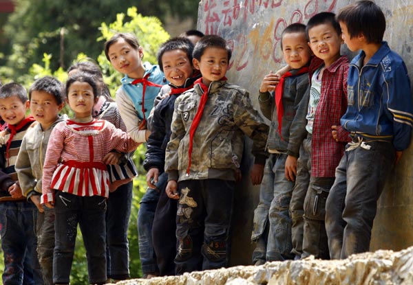 The students have a break before afternoon classes begin at Xinglong Primary School. [Photo / China Daily ] 