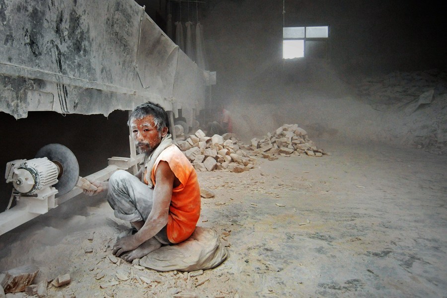 11 workers, seven of them who appeared to be mentally handicapped, worked without protective gear or enough food in a plaster factory in Jingmen City, over 250 kilometers away from their hometown in the neighboring province of Henan.[Photo/hsw.cn]
