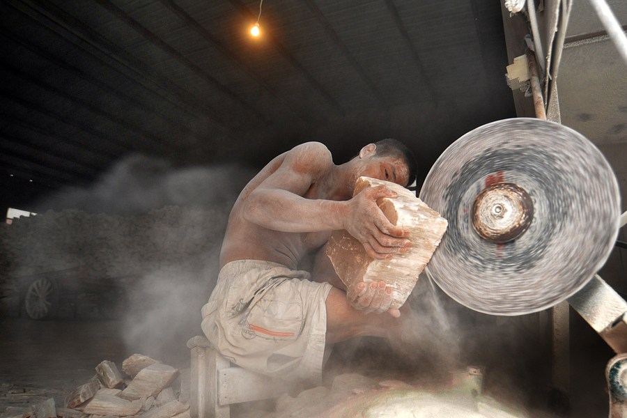 11 workers, seven of them who appeared to be mentally handicapped, worked without protective gear or enough food in a plaster factory in Jingmen City, over 250 kilometers away from their hometown in the neighboring province of Henan.[Photo/hsw.cn]