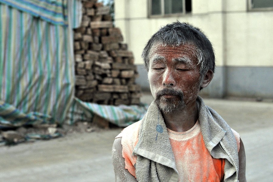 11 workers, seven of them who appeared to be mentally handicapped, worked without protective gear or enough food in a plaster factory in Jingmen City, over 250 kilometers away from their hometown in the neighboring province of Henan.[Photo/hsw.cn]