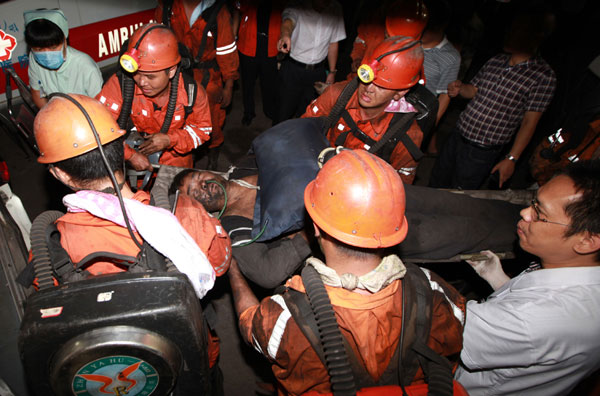 Rescuers carry a rescued miner to an ambulance at the Xiaojiawan Coal Mine in Panzhihua city, Sichuan province, in the early hours of Thursday morning, after an explosion hit the mine on Wednesday evening. [Photo/Xinhua]