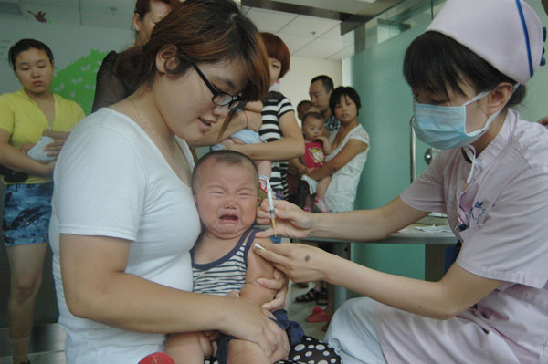 A baby receives a hepatitis B vaccine in Liaocheng, Shandong province, in July. [Photo/China Daily]