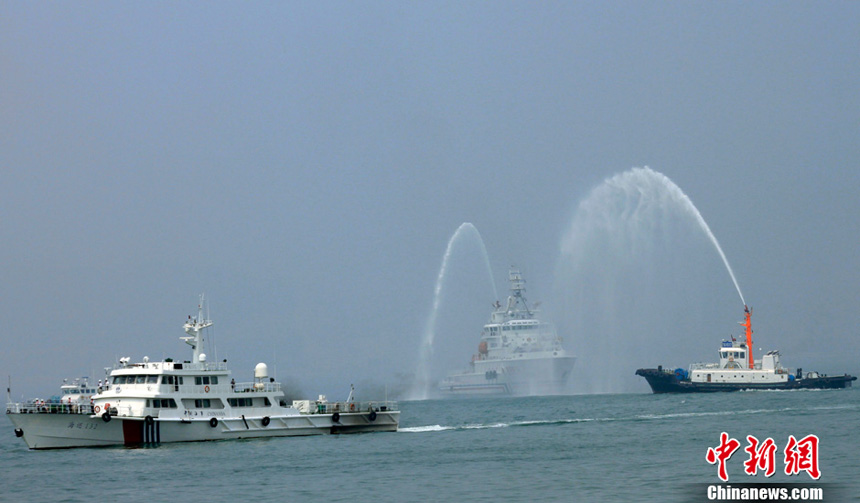 The Chinese mainland and Taiwan held a massive sea search and rescue drill Thursday in the waters between Xiamen and Jinmen on the Taiwan Straits, aiming to meet the mounting safeguard need of maritime emergency rescues. [Photo/Chinanews.com]