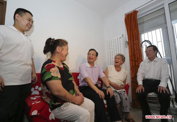Wen inspects affordable housing in Tianjin