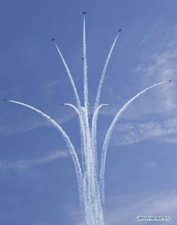 The Canadian Air Force aerobatic team Snowbirds perform during the 2012 Canadian International Air Show in Toronto, Canada, Sept. 1, 2012. The three-day air show,kicked off on Saturday,is the culminating event of the 2012 Canadian National Exhibition. [Zou Zheng/Xinhua] 