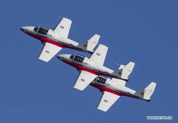 The Canadian Air Force aerobatic team Snowbirds perform during the 2012 Canadian International Air Show in Toronto, Canada, Sept. 1, 2012. The three-day air show,kicked off on Saturday,is the culminating event of the 2012 Canadian National Exhibition. [Zou Zheng/Xinhua] 