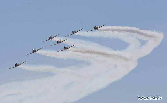 The Canadian Air Force aerobatic team Snowbirds perform during the 2012 Canadian International Air Show in Toronto, Canada, Sept. 1, 2012. The three-day air show,kicked off on Saturday,is the culminating event of the 2012 Canadian National Exhibition. [Zou Zheng/Xinhua] 