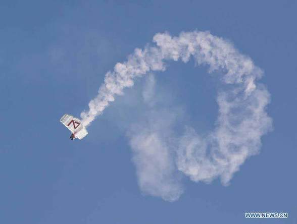 The Canadian Air Force aerobatic team Snowbirds perform during the 2012 Canadian International Air Show in Toronto, Canada, Sept. 1, 2012. The three-day air show,kicked off on Saturday,is the culminating event of the 2012 Canadian National Exhibition. [Zou Zheng/Xinhua] 