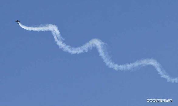 The Canadian Air Force aerobatic team Snowbirds perform during the 2012 Canadian International Air Show in Toronto, Canada, Sept. 1, 2012. The three-day air show,kicked off on Saturday,is the culminating event of the 2012 Canadian National Exhibition. [Zou Zheng/Xinhua] 