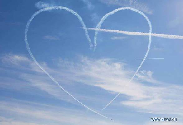 The Canadian Air Force aerobatic team Snowbirds perform during the 2012 Canadian International Air Show in Toronto, Canada, Sept. 1, 2012. The three-day air show,kicked off on Saturday,is the culminating event of the 2012 Canadian National Exhibition. [Zou Zheng/Xinhua] 