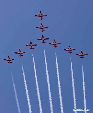 The Canadian Air Force aerobatic team Snowbirds perform during the 2012 Canadian International Air Show in Toronto, Canada, Sept. 1, 2012. The three-day air show,kicked off on Saturday,is the culminating event of the 2012 Canadian National Exhibition. [Zou Zheng/Xinhua]