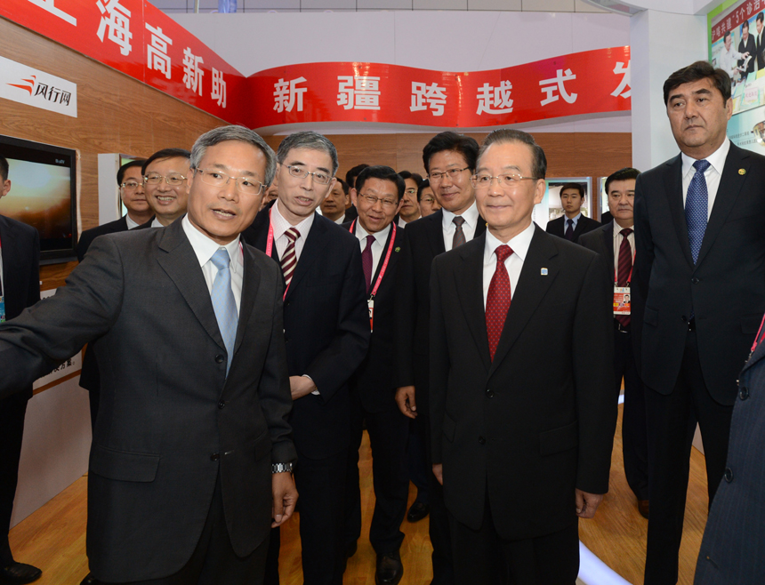The second China-Eurasia Expo, a six-day international fair, opens in Urumqi, capital of northwest China's Xinjiang Uygur Autonomous Region, Sept. 2, 2012. Chinese Premier Wen Jiabao visits the exhibition before the opening ceremony. [Xinhua photo]