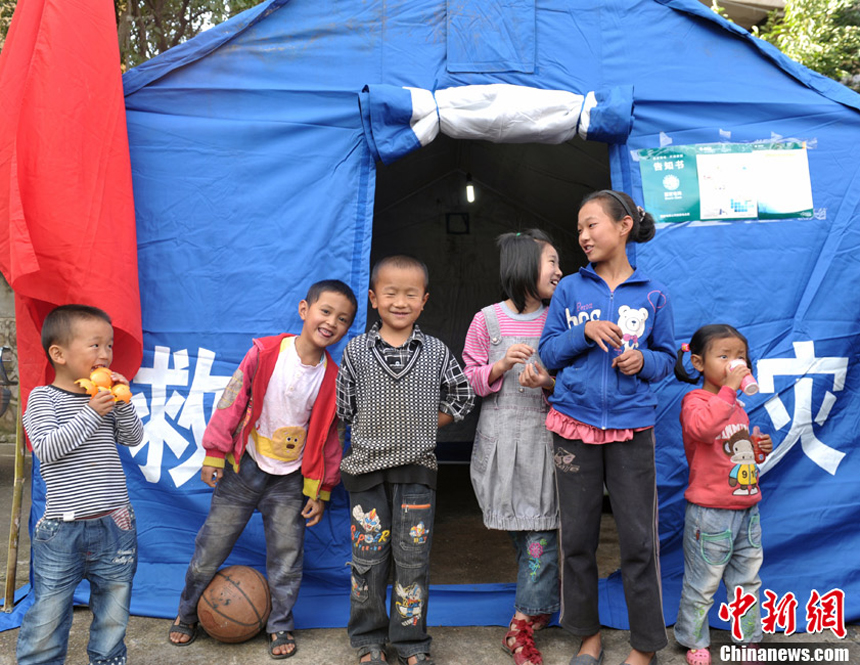Recent floods have inundated more than 7,000 houses and caused power cut in Xide County, Sichuan Province. More than 100,000 have been affected by the floods, with one dead and two missing. In the picture, children stay in a local refuge on Sept. 2, 2012. 