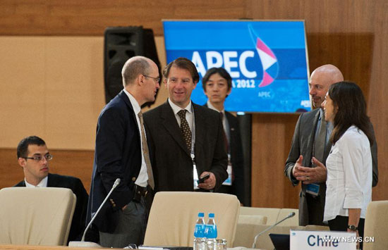 Participants from Canada (L) and Chile talk before the APEC senior officials meeting in Vladivostok, Russia, on Sept. 2, 2012. The 2012 Asia-Pacific Economic Cooperation forum (APEC) opened on Sunday with its usual senior officials' meeting aimed at identifying issues for further discussion. 