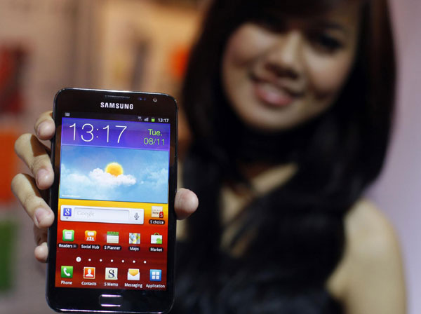 A promoter displays a Samsung Note android phone during its launch in Jakarta Nov 8, 2011. Samsung Electronics Co is to inspect 250 Chinese companies which make products for the South Korean firm to ensure no labor laws are broken. [Photo/Agencies]