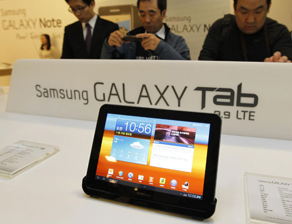 Samsung Electronics' Galaxy Tab 8.9 LTE is displayed during a local launch event for Samsung's mobile devices at the company's headquarters in Seoul Nov 28, 2011. Samsung Electronics Co is to inspect 250 Chinese companies which make products for the South Korean firm to ensure no labor laws are broken. [Photo/Agencies] 
