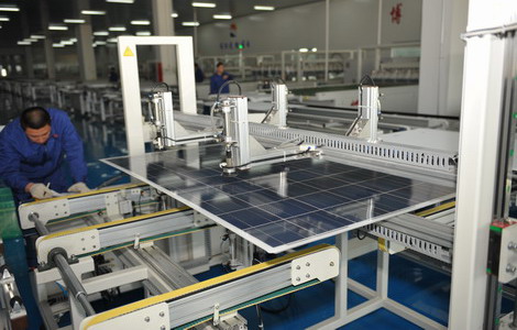 A factory worker at Solargiga Energy Holdings Ltd, a Jinzhou-based solar-cell company, selects solar panels. The European Commission will soon decide whether to start an investigation into Chinese photovoltaic (PV) companies after some European solar enterprises filed an anti-dumping complaint in July.[Photo/China Daily]