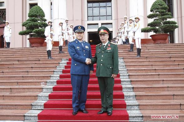 Deputy Chief of the General Staff of the Chinese People's Liberation Army Ma Xiaotian (L) shakes hands with Vietnamese Deputy Defense Minister Nguyen Tri Vinh prior to the sixth China-Vietnam Defense and Security Consultation in Hanoi, Vietnam, Sept. 3, 2012. [Ho Nhu Y/Xinhua]