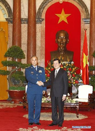 Vietnam's President Truong Tan Sang (R) shakes hands with Ma Xiaotian, the visiting Deputy Chief of the General Staff of the Chinese People's Liberation Army, in Hanoi, Vietnam, Sept. 3, 2012. [Ho Nhu Y/Xinhua]