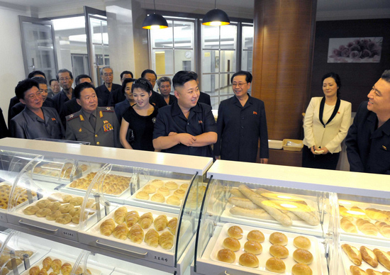 North Korea's top leader Kim Jong Un and his wife Ri Sol Ju visits Haemaji Restaurant before its opening to business, according to the country's official news agency KCNA's report on August 30. [Xinhua/KCNA]