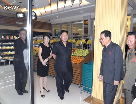 North Korea's top leader Kim Jong Un and his wife Ri Sol Ju visits Haemaji Restaurant before its opening to business, according to the country's official news agency KCNA's report on August 30. [Xinhua/KCNA]