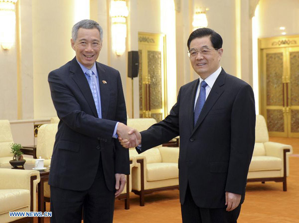 Chinese President Hu Jintao (R) meets with Singaporean Prime Minister Lee Hsien Loong at the Great Hall of the People in Beijing, capital of China, Sept. 4, 2012. [Zhang Duo/Xinhua]