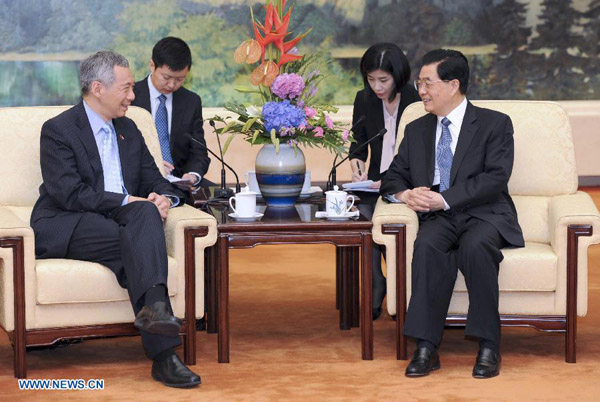 Chinese President Hu Jintao (R) meets with Singaporean Prime Minister Lee Hsien Loong at the Great Hall of the People in Beijing, capital of China, Sept. 4, 2012. [Zhang Duo/Xinhua]