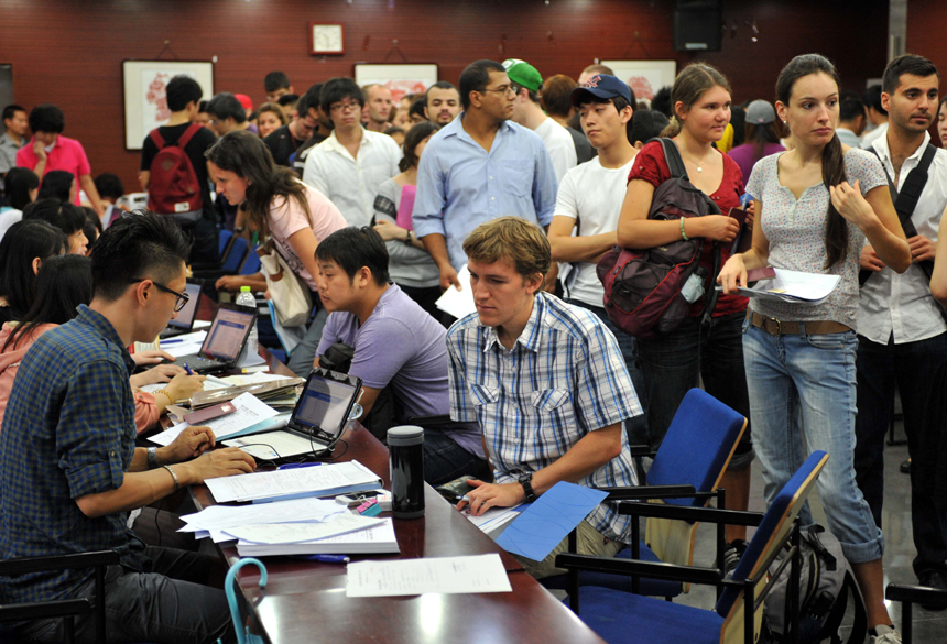 International students check in admission procedures in the Nanjing University on Sept.3, 2012. Nearly 3,000 international students from more than 60 countries and regions are studying at Nanjing University. [Xinhua photo]