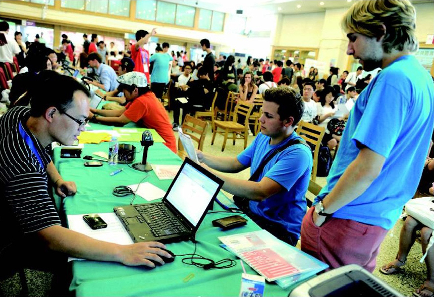International students check in admission procedures in the Peking University on Sept.2 2012.