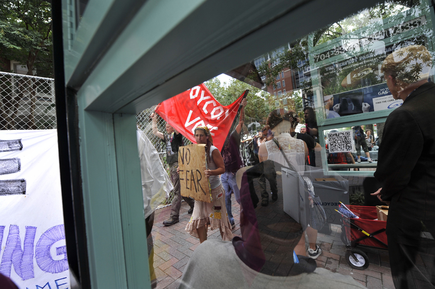 The U.S. Democratic National Convention kicks off amid tight security on Tuesday in Charlotte, North Carolina, as supporters and protestors of President Barrack Obama also prepare themselves for the event. [Xinhua photo]