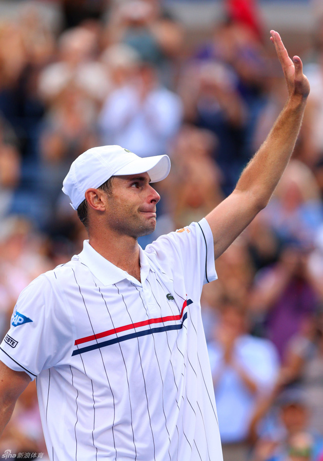 Andy Roddick waves to the audience after he lost in the fourth round to Juan Martin del Potro at the US Open Wednesday. Roddick announced the US Open would be his final tournament last Thursday, his 30th birthday. [Sina.com]