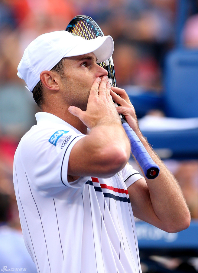Andy Roddick waves to the audience after he lost in the fourth round to Juan Martin del Potro at the US Open Wednesday. Roddick announced the US Open would be his final tournament last Thursday, his 30th birthday. [Sina.com]