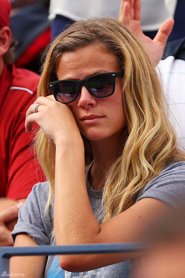 Brooklyn Decker, Roddick's wife, sheds tears at the players' box after Roddick lost in the fourth round to Juan Martin del Potro at the US Open Wednesday. [Sina.com]