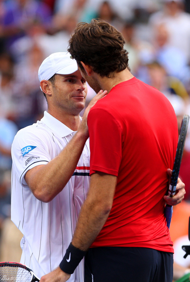 Andy Roddick and Juan Martin del Potro embrace at net after their fourth round match at the US Open Wednesday. [Sina.com] 