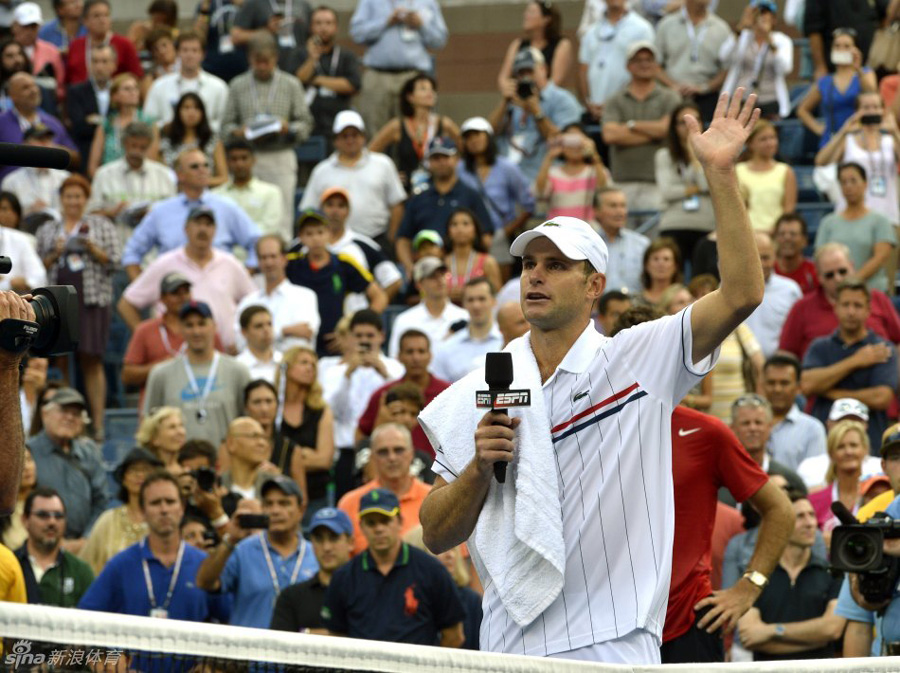 Andy Roddick bids farewell to the audience after he lost in the fourth round to Juan Martin del Potro at the US Open Wednesday. Roddick announced the US Open would be his final tournament last Thursday, his 30th birthday. [Sina.com] 
