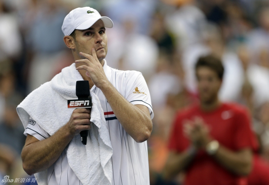 Andy Roddick bids farewell to the audience after he lost in the fourth round to Juan Martin del Potro at the US Open Wednesday. Roddick announced the US Open would be his final tournament last Thursday, his 30th birthday. [Sina.com] 