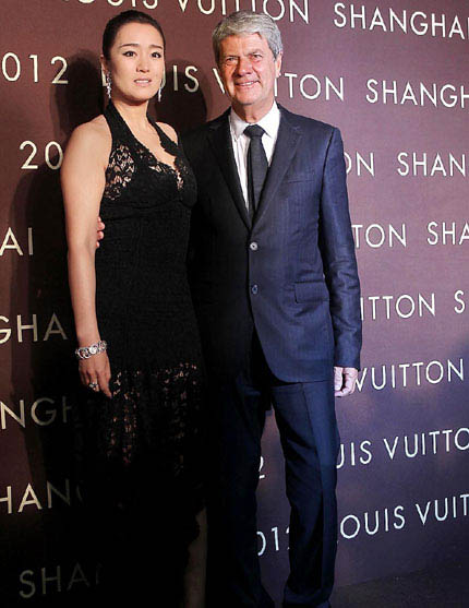 Actress Gong Li and Louis Vuitton Chief Executive Yves Carcelle pose for photographs last night at the Louis Vuitton Maison, the first on China's mainland, in Shanghai's Plaza 66. [Photo/Shanghai Daily] 