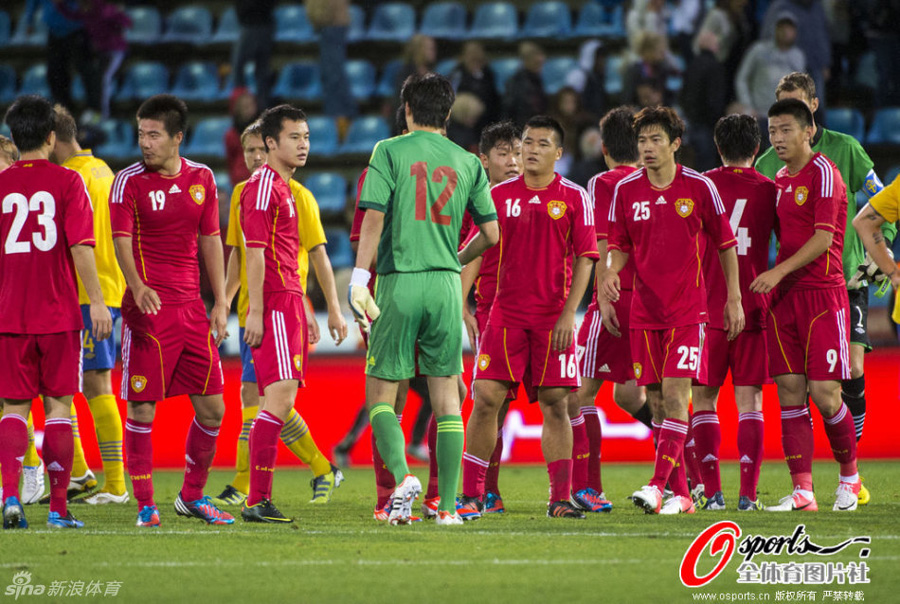 Sweden beat China 1-0 on Thursday in a warm-up match in Helsingborg in southern Sweden. The game's only goal came right at the start of the second half, when Sweden's Ola Toivonen set up Johan Elmander who easily slipped the ball past China's keeper Wang Dalei.