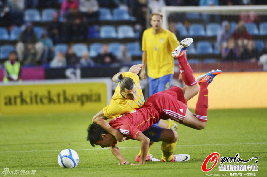 Sweden beat China 1-0 on Thursday in a warm-up match in Helsingborg in southern Sweden. The game's only goal came right at the start of the second half, when Sweden's Ola Toivonen set up Johan Elmander who easily slipped the ball past China's keeper Wang Dalei.