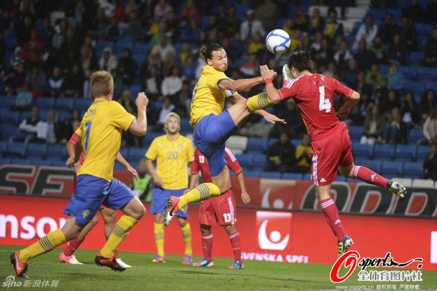 Sweden beat China 1-0 on Thursday in a warm-up match in Helsingborg in southern Sweden. The game's only goal came right at the start of the second half, when Sweden's Ola Toivonen set up Johan Elmander who easily slipped the ball past China's keeper Wang Dalei.