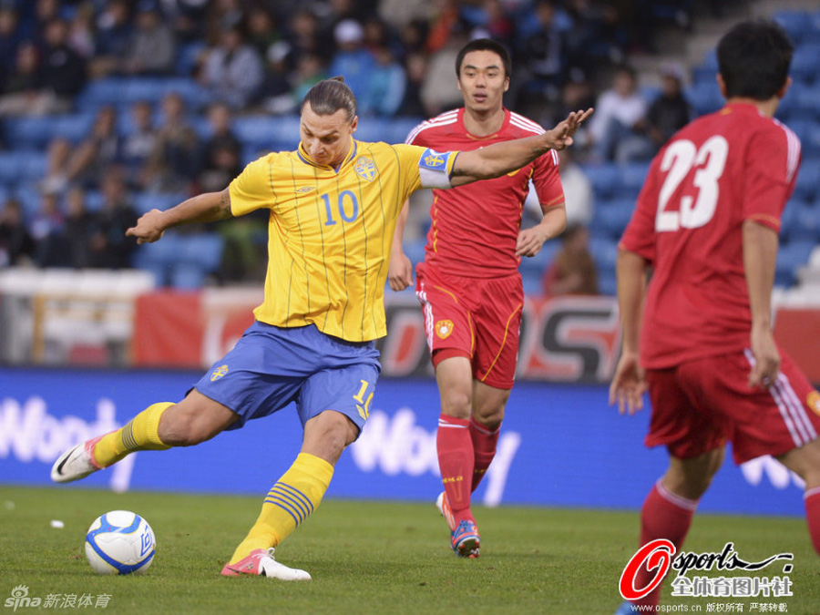 Sweden beat China 1-0 on Thursday in a warm-up match in Helsingborg in southern Sweden. The game's only goal came right at the start of the second half, when Sweden's Ola Toivonen set up Johan Elmander who easily slipped the ball past China's keeper Wang Dalei.